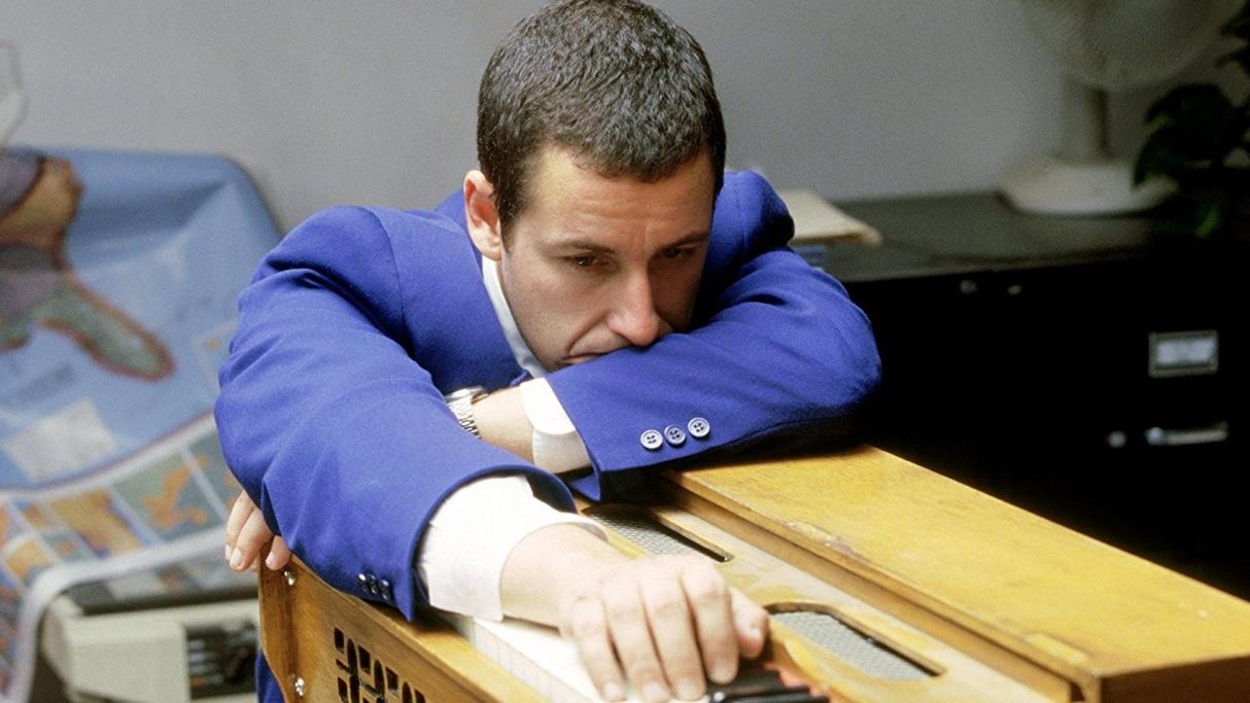 Un homme triste, accoudé sur un mini-piano en bois. Un homme triste, accoudé sur un mini-piano en bois.