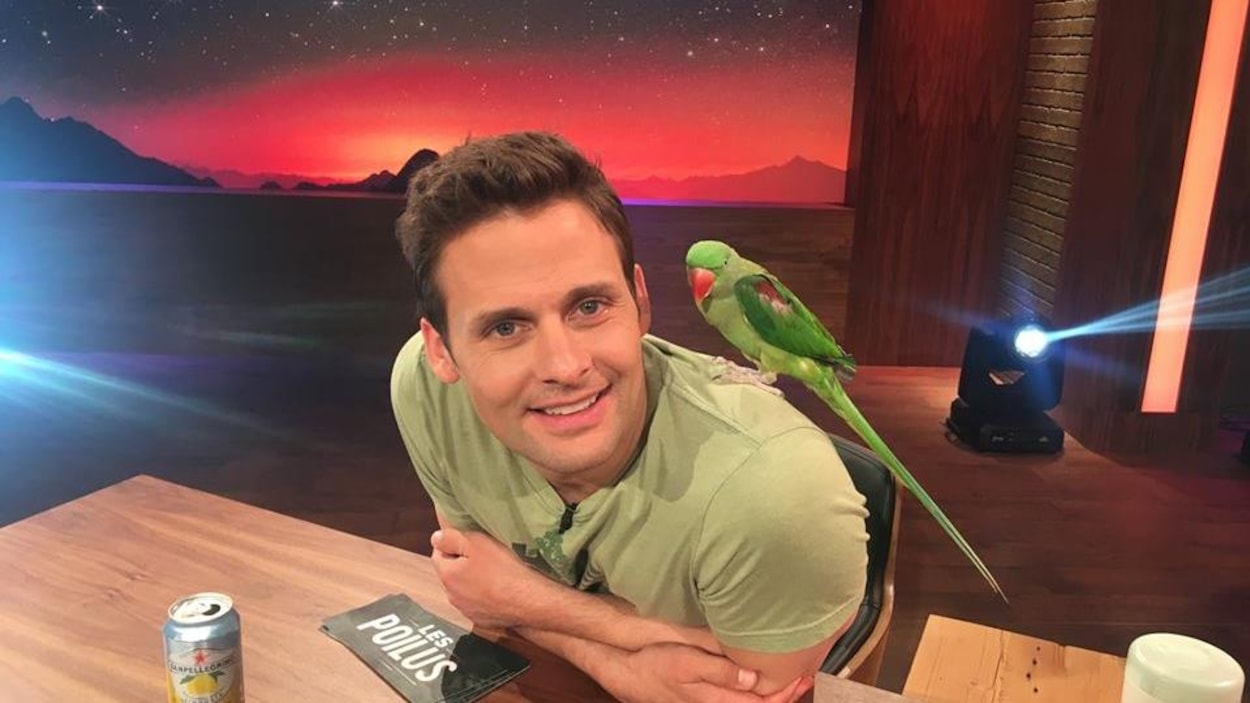 L'animateur des Poilus pose avec un oiseau sur son épaule. L'animateur des Poilus pose avec un oiseau sur son épaule.