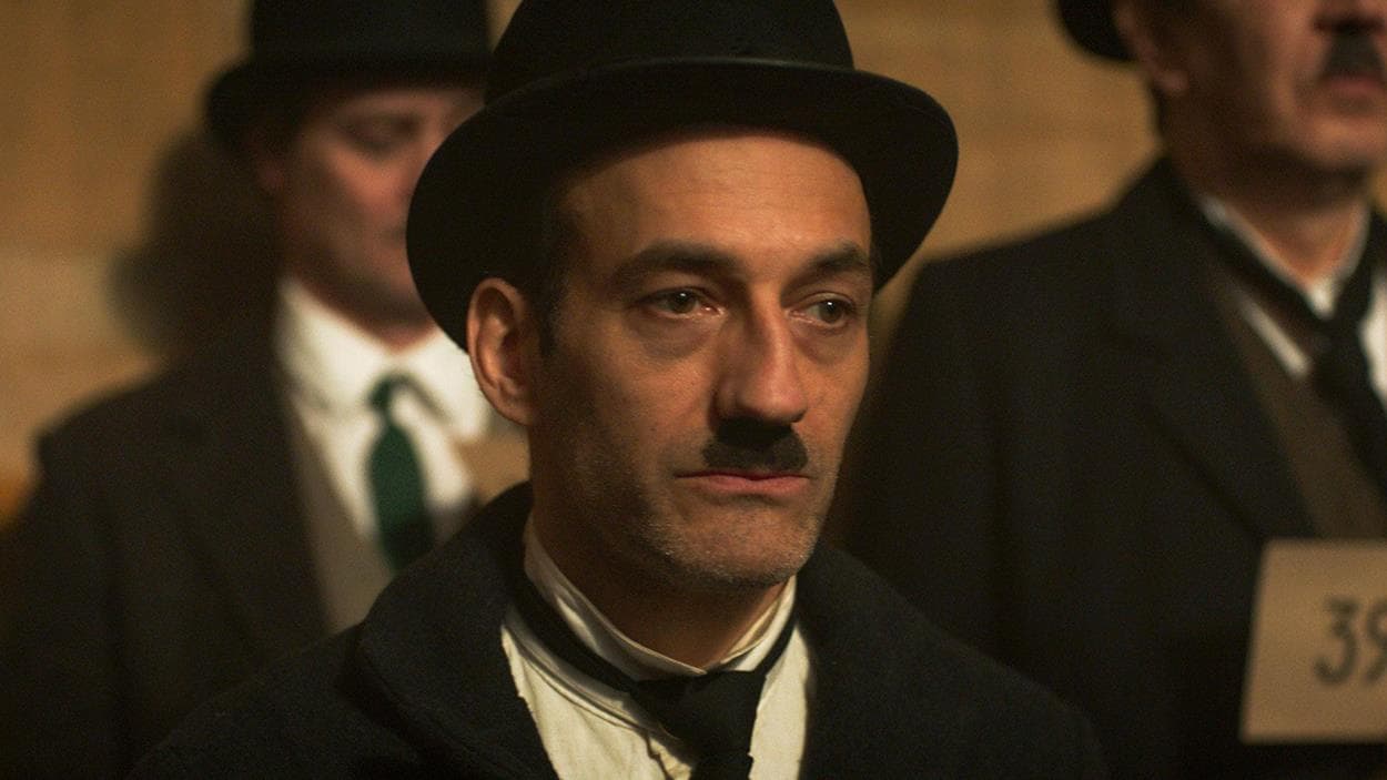 Un homme (Martin Dubreuil) déguisé en Charlie Chaplin, l'air triste. Un homme (Martin Dubreuil) déguisé en Charlie Chaplin, l'air triste.