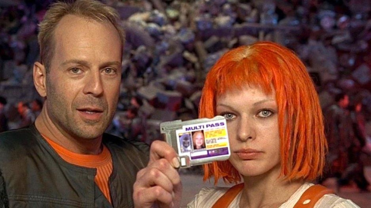 Une femme aux cheveux rouges montre sa carte d'identité, un homme à côté d'elle Une femme aux cheveux rouges montre sa carte d'identité, un homme à côté d'elle