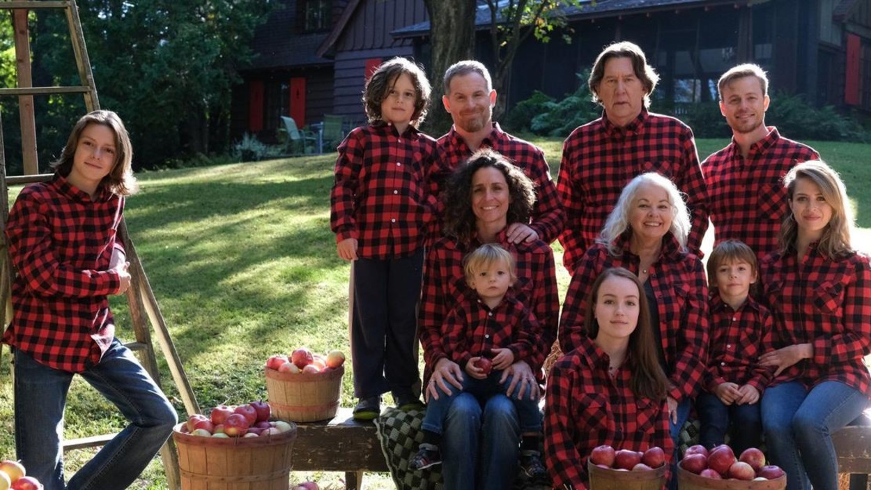 Les membres d'une famille (dont Catherine Chabot, Louis Morissette et Gilles Renaud), tous en chemise carrotées rouges et noir, posent pour une photo de famille, devant des pommes. Les membres d'une famille (dont Catherine Chabot, Louis Morissette et Gilles Renaud), tous en chemise carrotées rouges et noir, posent pour une photo de famille, devant des pommes.
