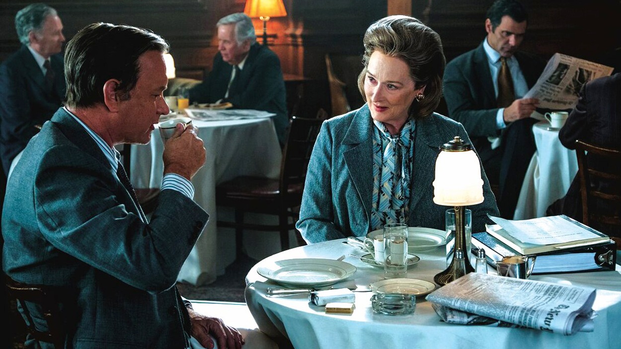 Un homme et une femme (Tom Hanks et Meryl Streep) assis autour d'une table dans un restaurant chic. Un homme et une femme (Tom Hanks et Meryl Streep) assis autour d'une table dans un restaurant chic.