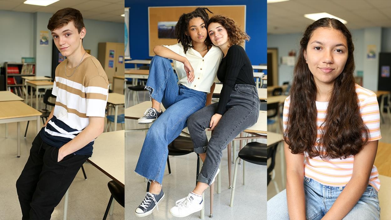 Les ados posent en classe en souriant Les ados posent en classe en souriant