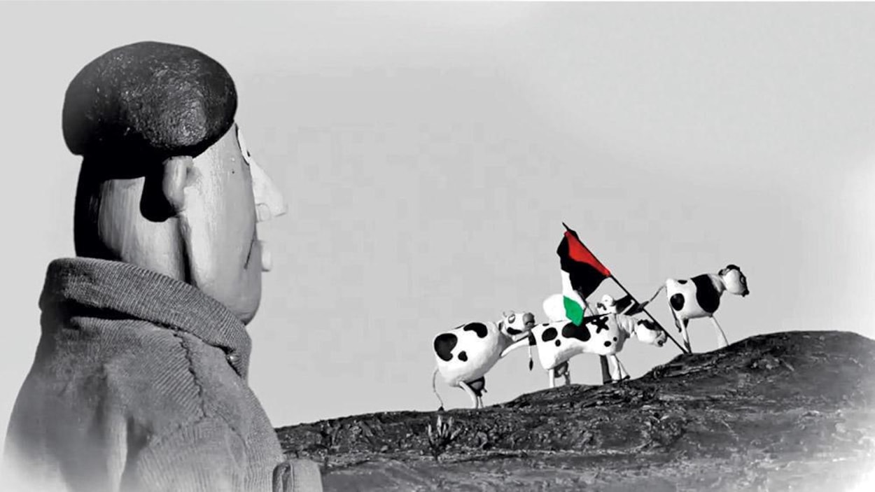 En noir et blanc, une marionnette d'hommes regardent les marionnettes de 3 vaches sur une colline. En noir et blanc, une marionnette d'hommes regardent les marionnettes de 3 vaches sur une colline.
