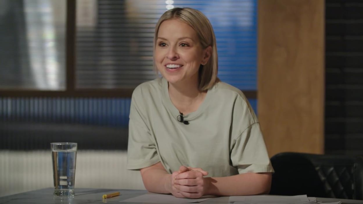 Les mains jointes sur son bureau de juge, Isabelle Deschamps Plante commente le travail de la brigade en souriant. Les mains jointes sur son bureau de juge, Isabelle Deschamps Plante commente le travail de la brigade en souriant.
