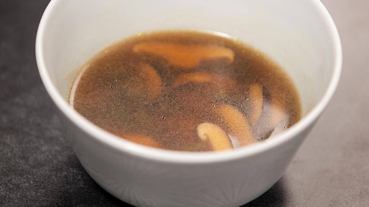 Un bol de bouillon style dashi. Un bol de bouillon style dashi.