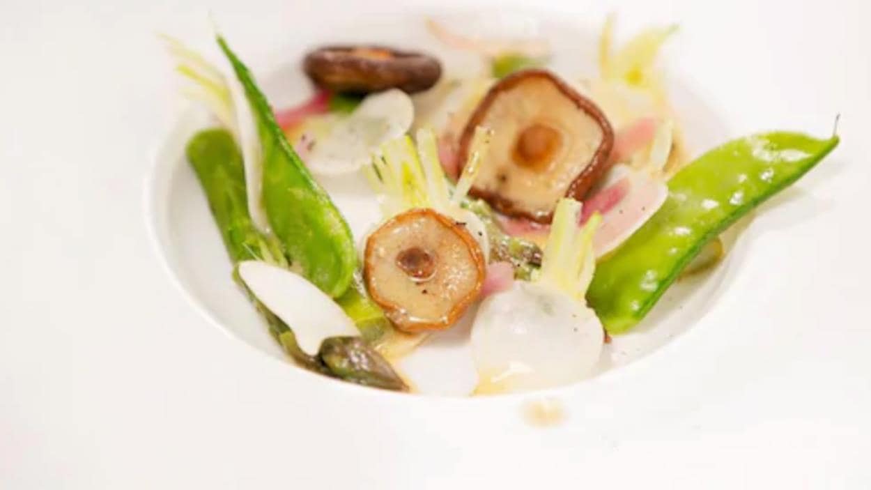 Une assiette remplie de légumes du jardin (asperge, pois mange-tout, shiitake). Une assiette remplie de légumes du jardin (asperge, pois mange-tout, shiitake).