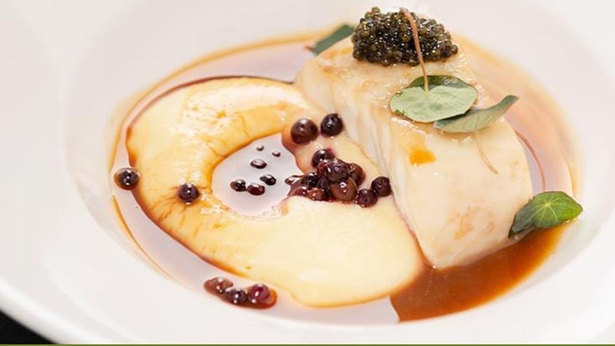 Esturgeon fumé, purée de pommes de terre et caviar. Esturgeon fumé, purée de pommes de terre et caviar.