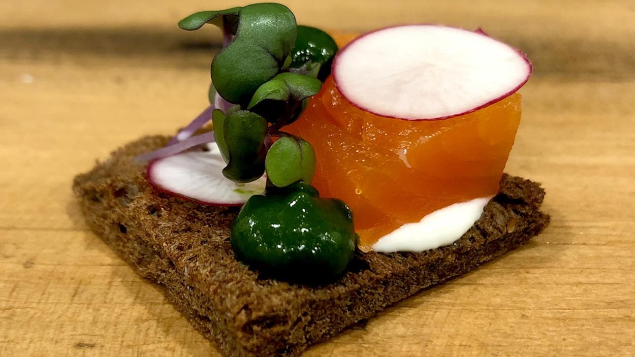 Gravlax de truite à l’érable, espuma de fromage à la crème, gel de basilic et pain pumpernickel. Gravlax de truite à l’érable, espuma de fromage à la crème, gel de basilic et pain pumpernickel.