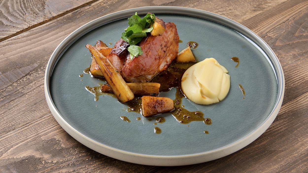 Une assiette de jambon fumé cuit à l’eau d’érable, panais rôtis, purée de panais, poires caramélisées et jus à la moutarde. Une assiette de jambon fumé cuit à l’eau d’érable, panais rôtis, purée de panais, poires caramélisées et jus à la moutarde.