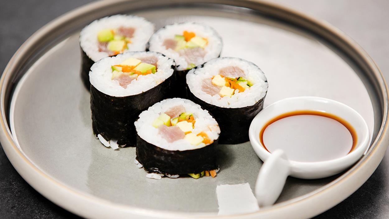4 rouleaux de makis au thon albacore, concombre, carotte, avocat et sauce ponzu, yuzu et soya. 4 rouleaux de makis au thon albacore, concombre, carotte, avocat et sauce ponzu, yuzu et soya.