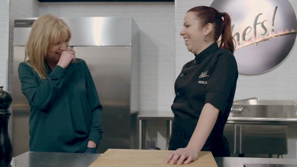 Marilou explique à sa mère ce qu'elle va cuisiner. Marilou explique à sa mère ce qu'elle va cuisiner.