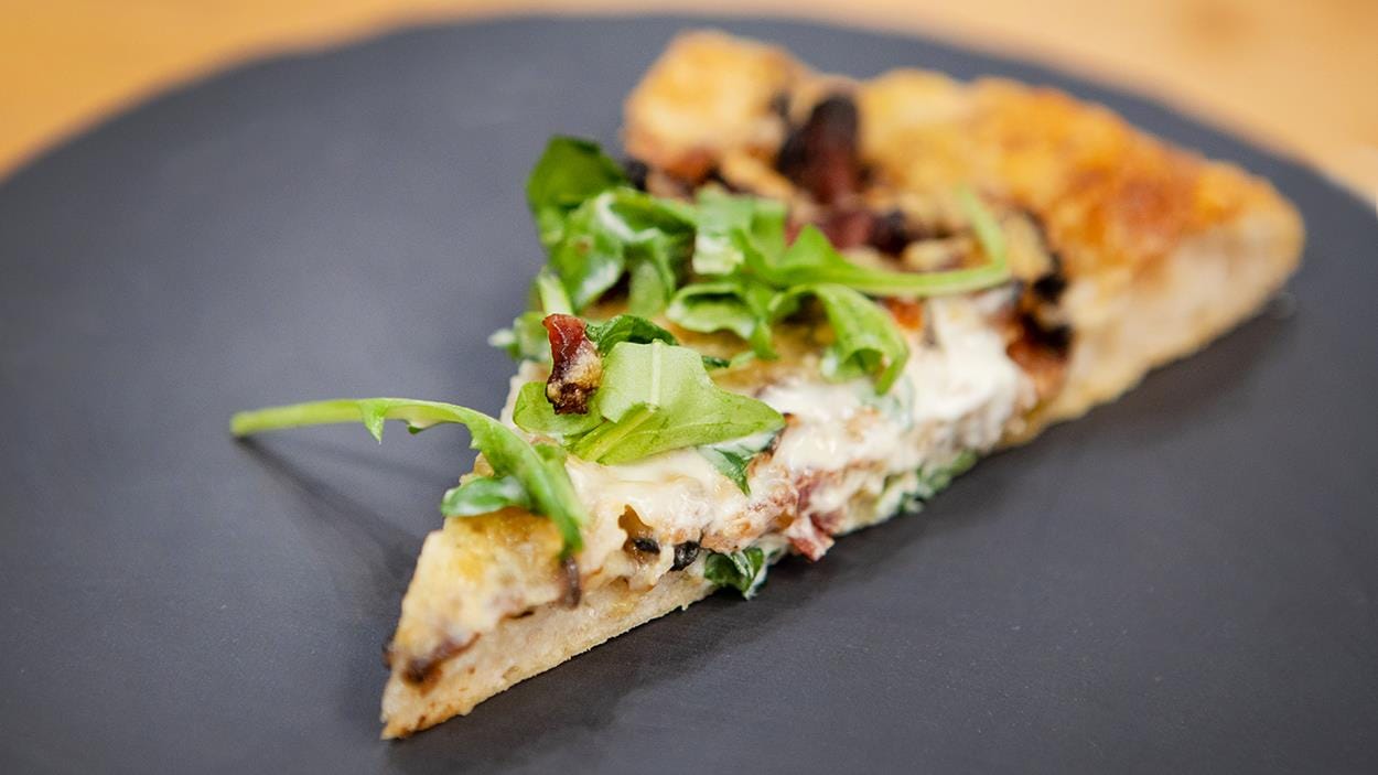 Une pointe de pizza funghi. Une pointe de pizza funghi.