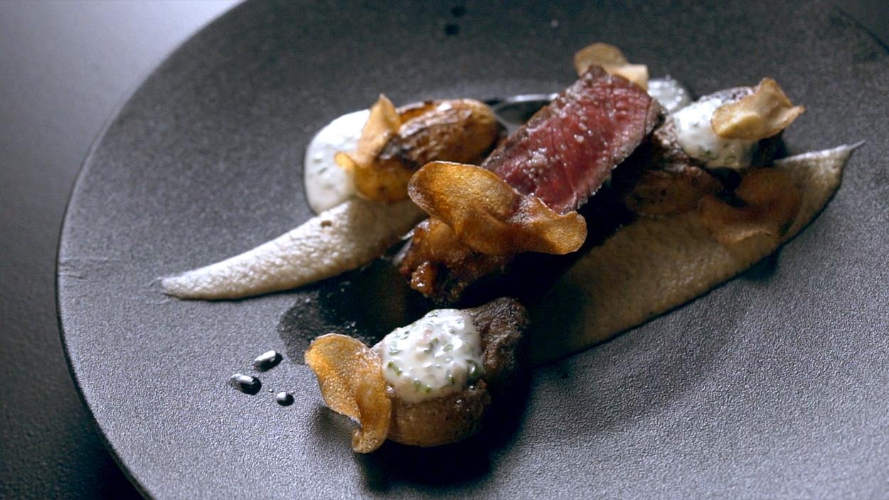 Faux-filet de bœuf, purée d’aubergine, pommes de terre rôties et en croustilles, crème acidulée et sauce thym et citron Faux-filet de bœuf, purée d’aubergine, pommes de terre rôties et en croustilles, crème acidulée et sauce thym et citron