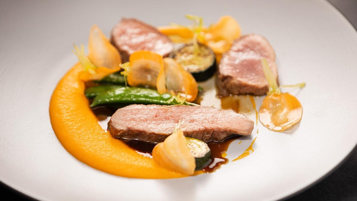Trois tranches de gigot d’agneau du Québec, purée de carottes, courgettes, pois sucrés, carottes croquantes et sauce au vermouth. Trois tranches de gigot d’agneau du Québec, purée de carottes, courgettes, pois sucrés, carottes croquantes et sauce au vermouth.