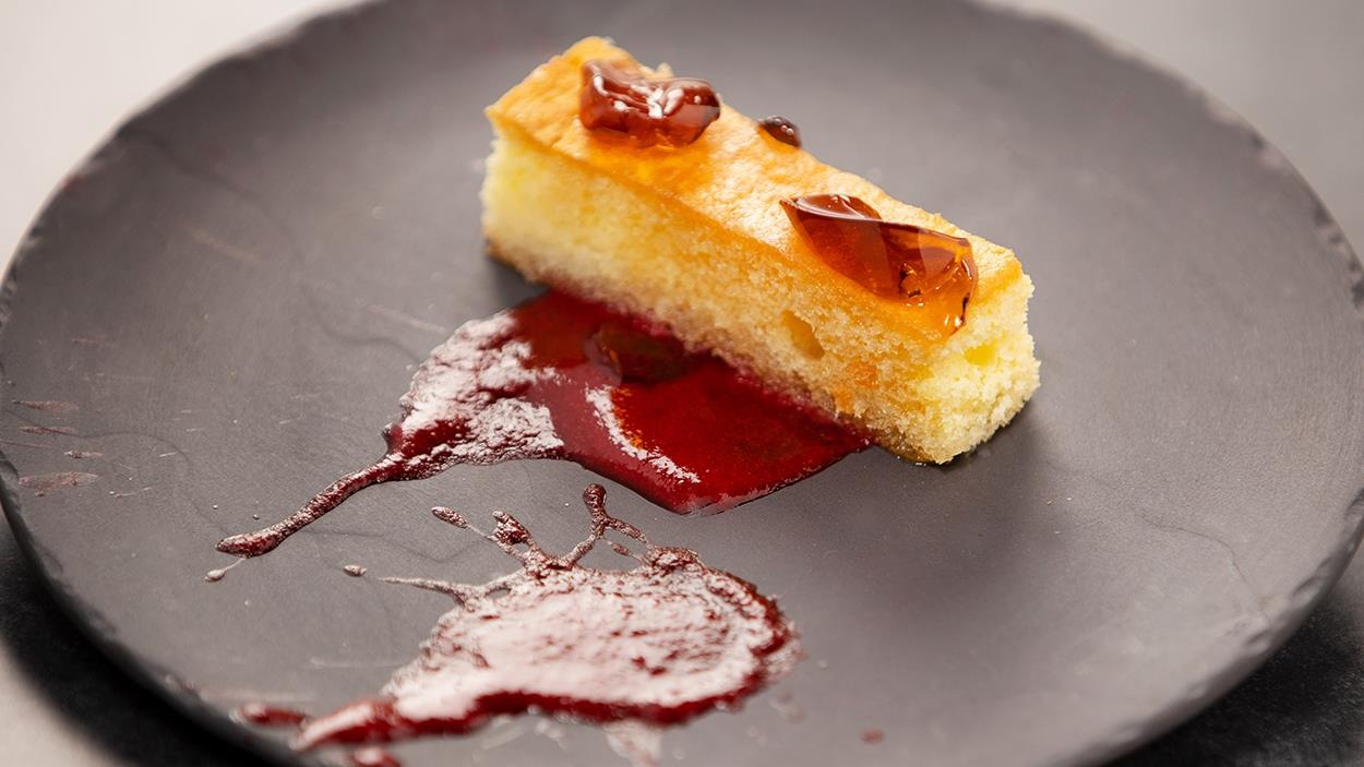 Un morceau de génoise à l’érable trempée dans l’eau et le sirop d’érable, purée de framboises, gelée d’érable. Un morceau de génoise à l’érable trempée dans l’eau et le sirop d’érable, purée de framboises, gelée d’érable.