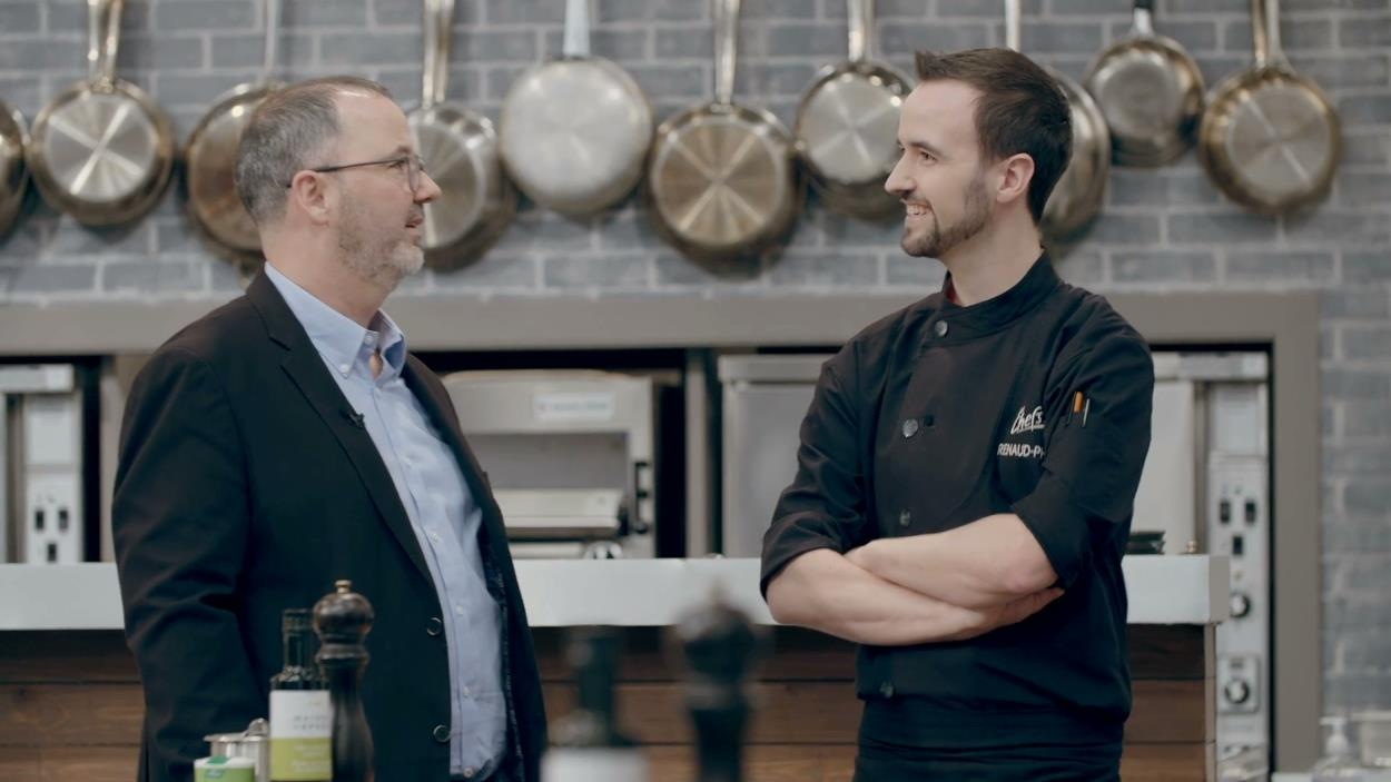 Renaud-Philip qui explique à son père ce qu'il va cuisiner. Renaud-Philip qui explique à son père ce qu'il va cuisiner.