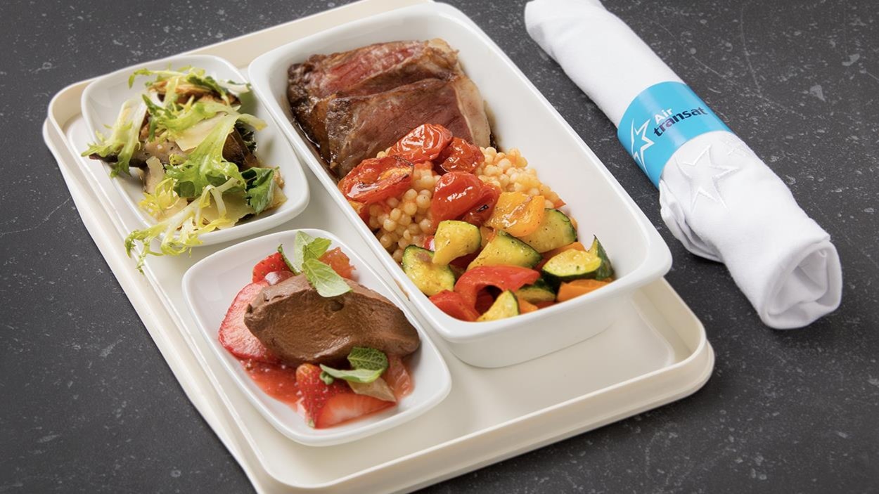 Une salade de champignons grillés, marinés, une entrecôte sauce au poivre, ratatouille et couscous aux tomates rôties et une ganache au chocolat, compote de fraises et fruits frais. Une salade de champignons grillés, marinés, une entrecôte sauce au poivre, ratatouille et couscous aux tomates rôties et une ganache au chocolat, compote de fraises et fruits frais.