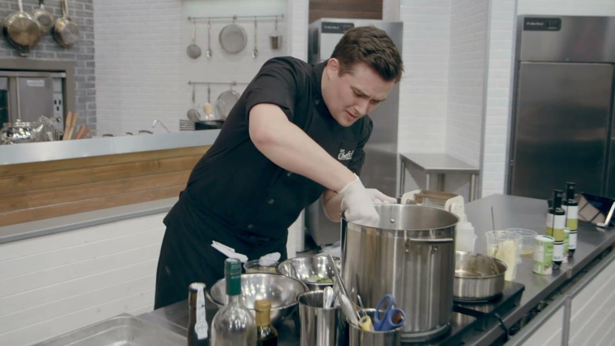 Sébastien qui travaille fort pour réussir son plat. Sébastien qui travaille fort pour réussir son plat.