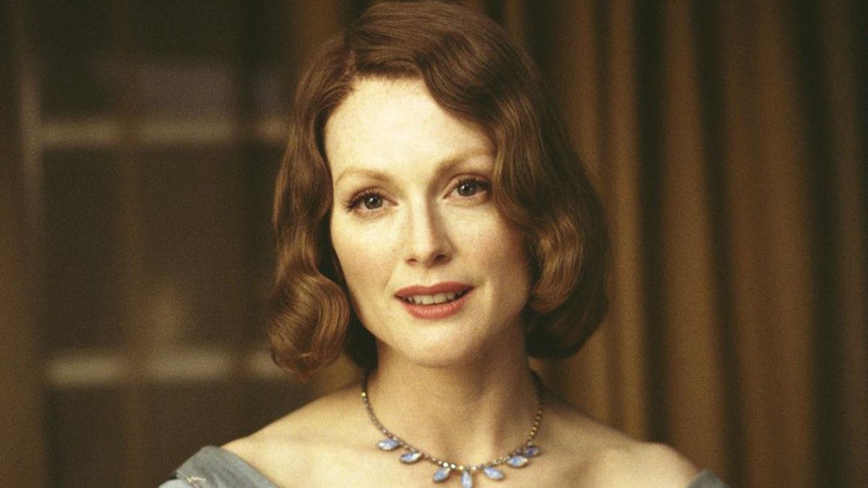 Une femme (Julianne Moore) coiffée et habillée comme dans les années 50 en gros plan. Une femme (Julianne Moore) coiffée et habillée comme dans les années 50 en gros plan.