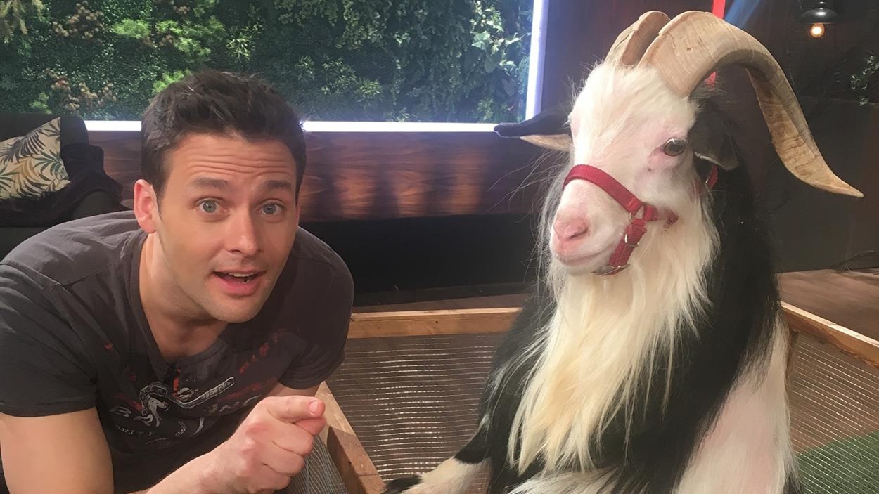 Sébastien Kfoury à côté d'un bouc. Sébastien Kfoury à côté d'un bouc.