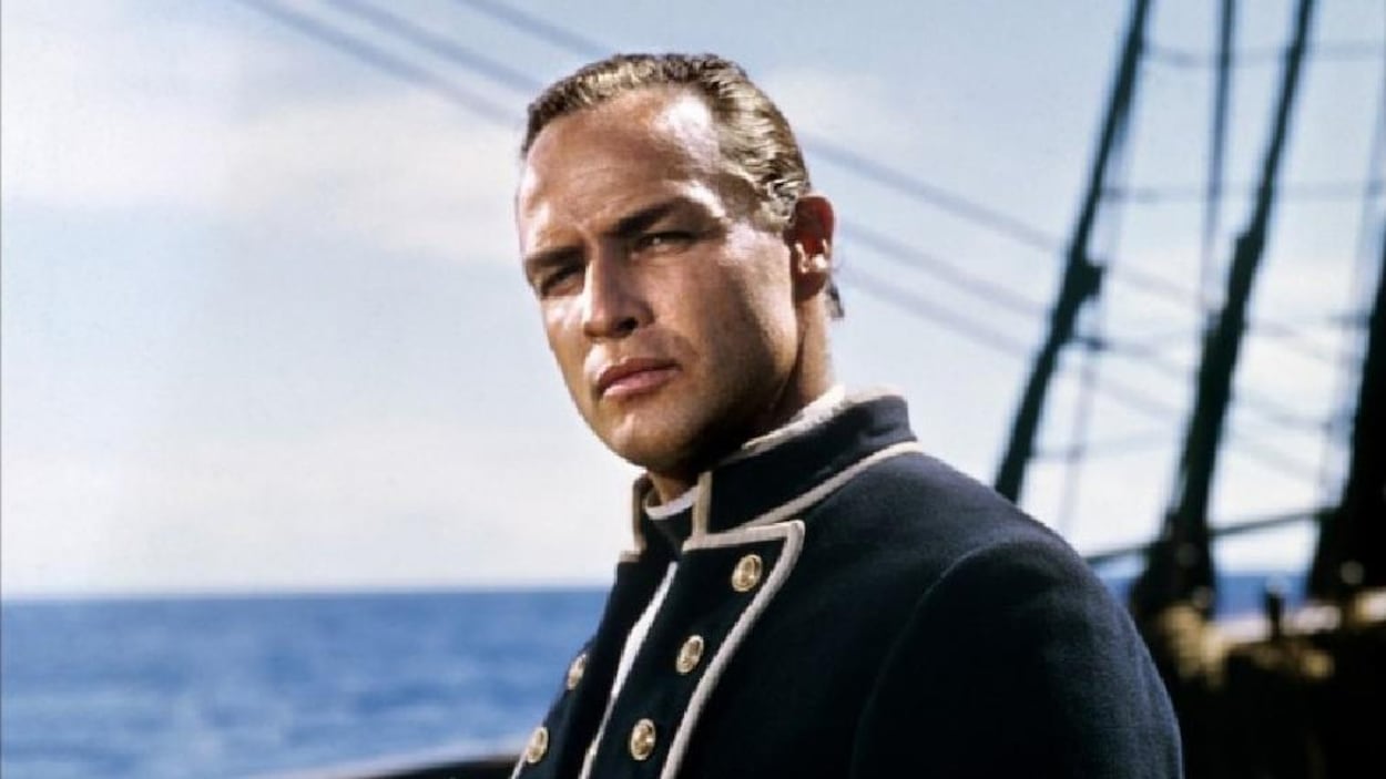 Un homme (Marlon Brando) en lieutenant de la marine, sur un bateau. Un homme (Marlon Brando) en lieutenant de la marine, sur un bateau.