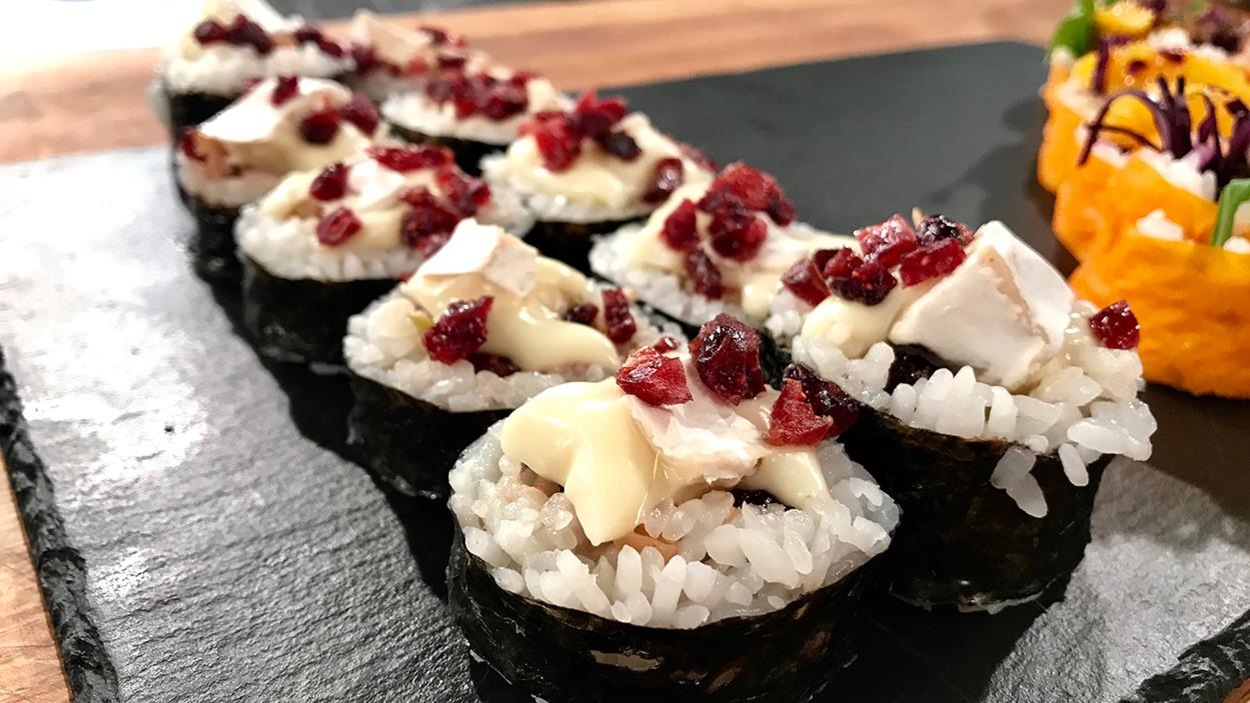 Les makis sont recouverts de fromage et de canneberges. Les makis sont recouverts de fromage et de canneberges.