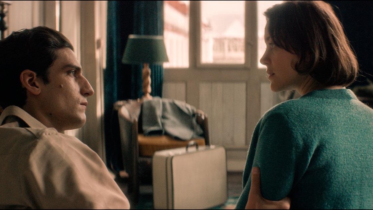 Un homme (Louis Garrel) regarde une femme (Marion Cotillard) qu'il tient par le bras. Un homme (Louis Garrel) regarde une femme (Marion Cotillard) qu'il tient par le bras.
