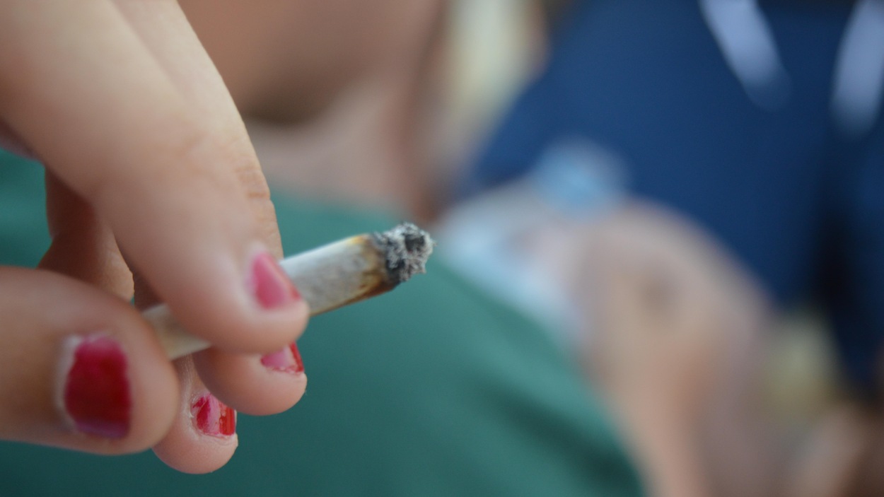 Un joint de cannabis est fumé. Un joint de cannabis est fumé.