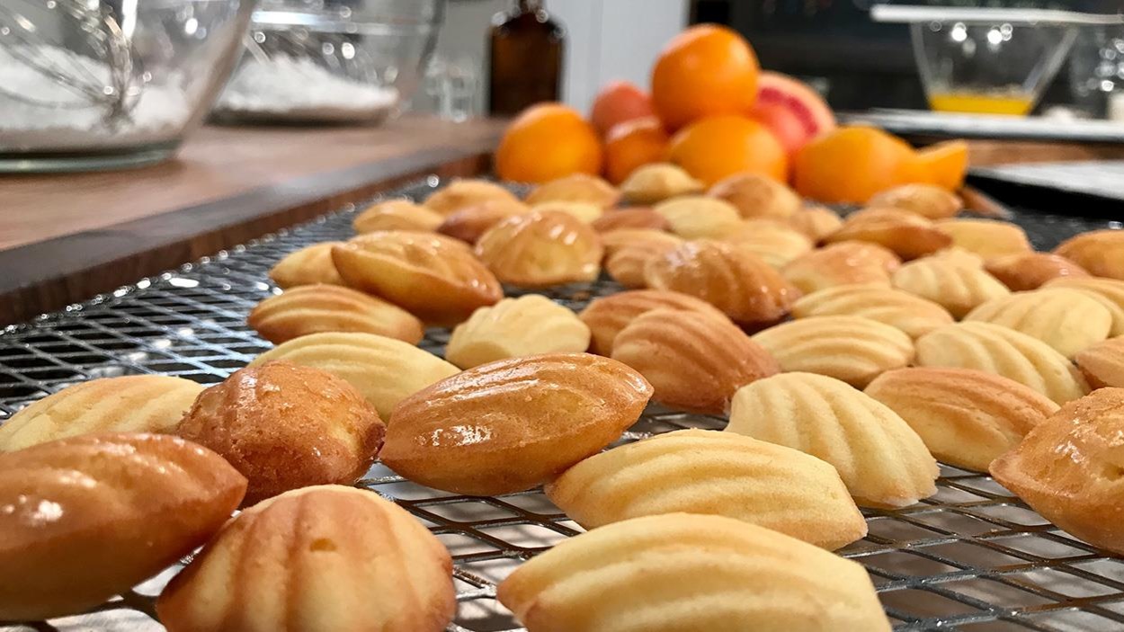 Des madeleines fraîchement sorties du four. Des madeleines fraîchement sorties du four.