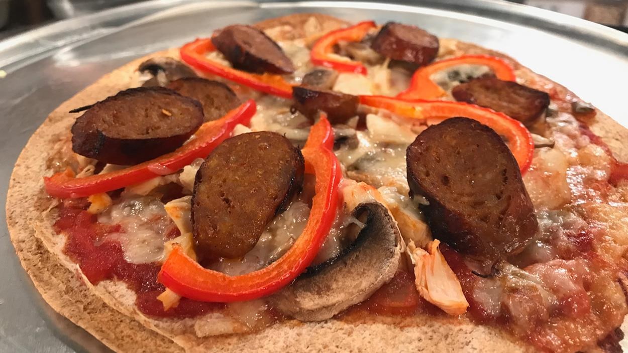 Une pizza fraîchement sortie du four. Une pizza fraîchement sortie du four.