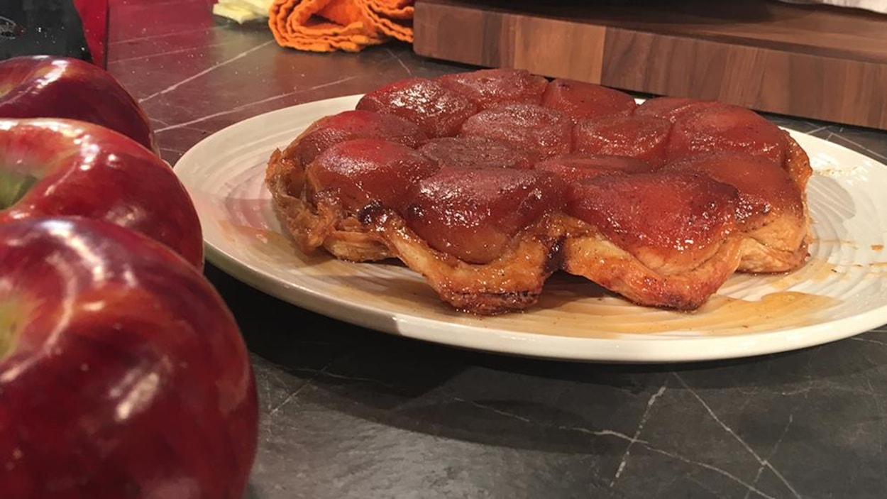 Une tarte tatin et des pommes Une tarte tatin et des pommes