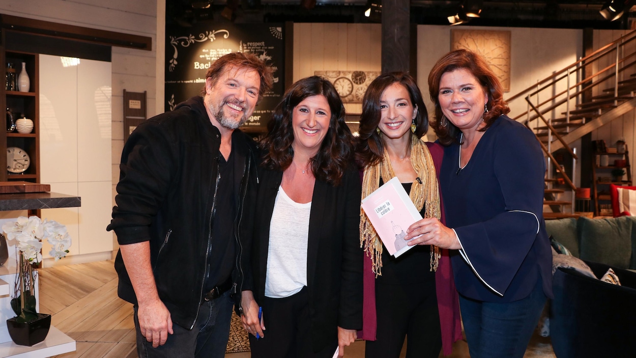 Vincent Graton, Olivia Lévy, Marina Orsinie et Geneviève Morand montrent le livre Libérer la colère.