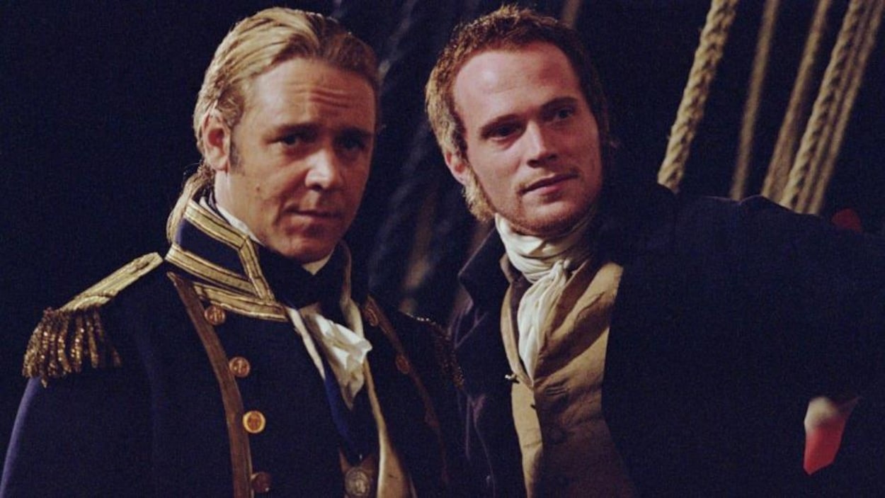 Deux hommes (Russel Crowe et Paul Bettany) en tenue d'officier de la marine. Deux hommes (Russel Crowe et Paul Bettany) en tenue d'officier de la marine.
