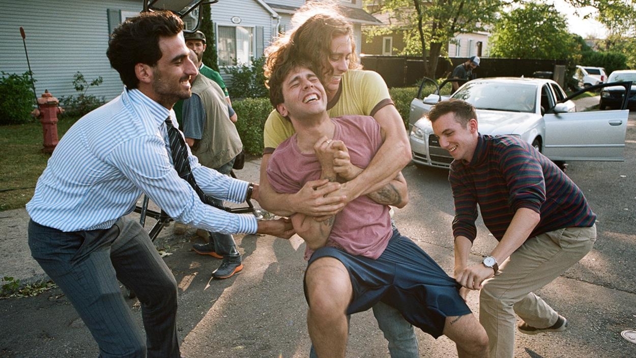 Un groupe de jeunes hommes (parmi lesquels Xavier Dolan, Pier-Luc Funk et Gabriel d'Almeida Freitas) se tiraillent dans une rue. Un groupe de jeunes hommes (parmi lesquels Xavier Dolan, Pier-Luc Funk et Gabriel d'Almeida Freitas) se tiraillent dans une rue.