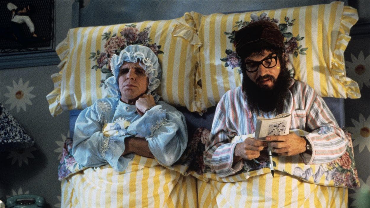 Môman (Serge Thériault) et Pôpa (Claude Meunier) dans leur lit à la verticale