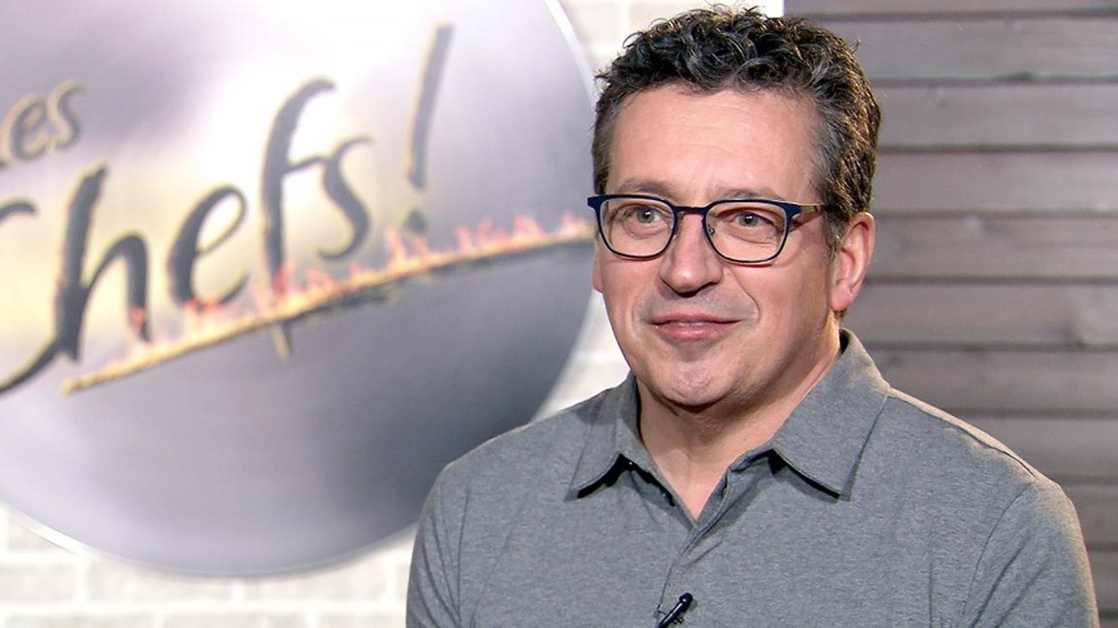 Le chef porte une chandail gris. Le chef porte une chandail gris.