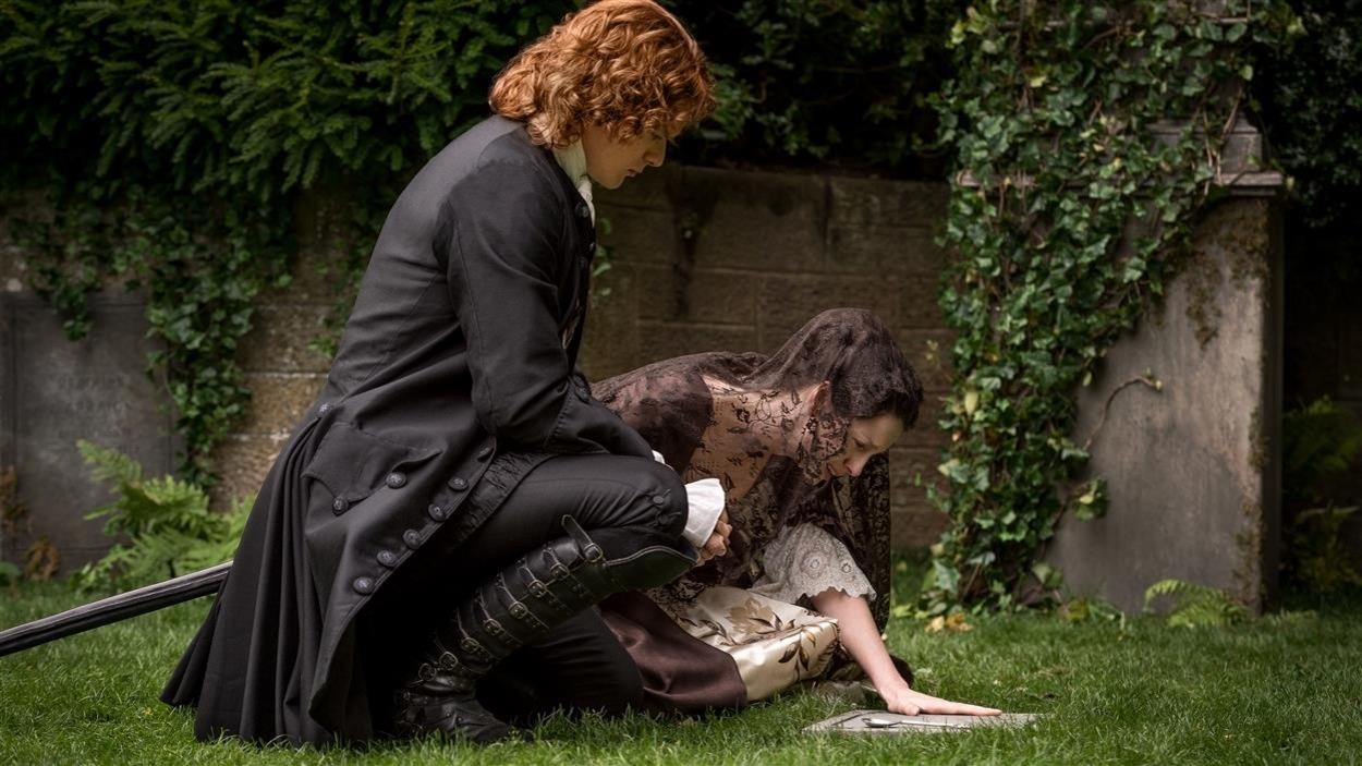 Les deux sont accroupis devant la tombe. Les deux sont accroupis devant la tombe.