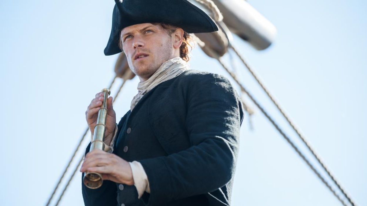 Jamie Fraser habillé en capitaine de navire.