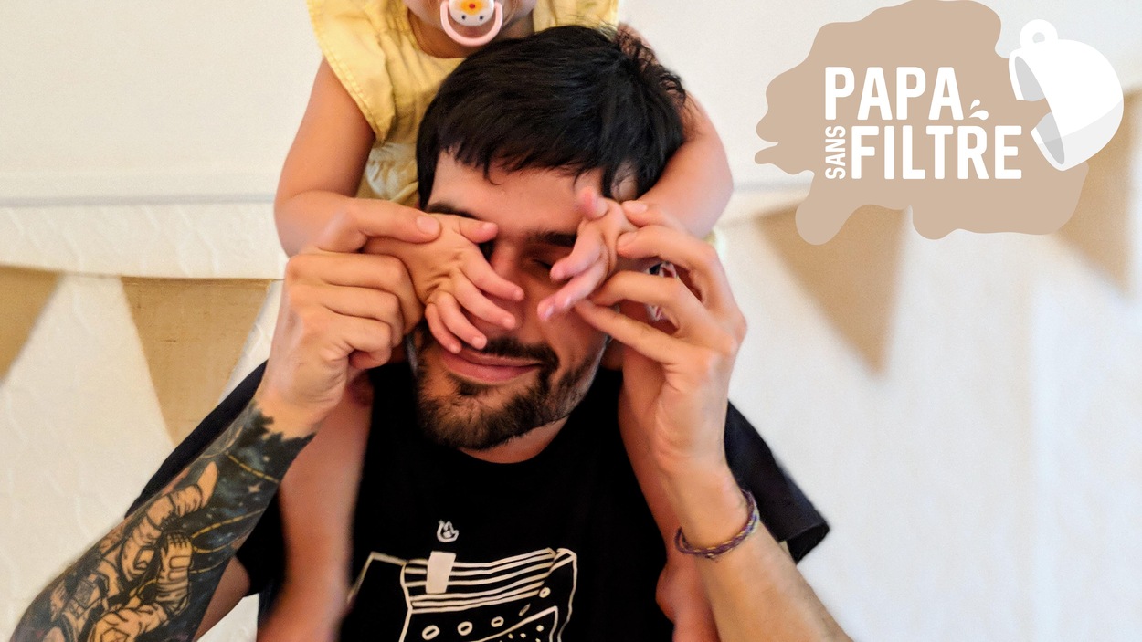 La fille de l'humoriste Simon Laroche est sur ses épaules et lui cache les yeux avec ses mains. La fille de l'humoriste Simon Laroche est sur ses épaules et lui cache les yeux avec ses mains.
