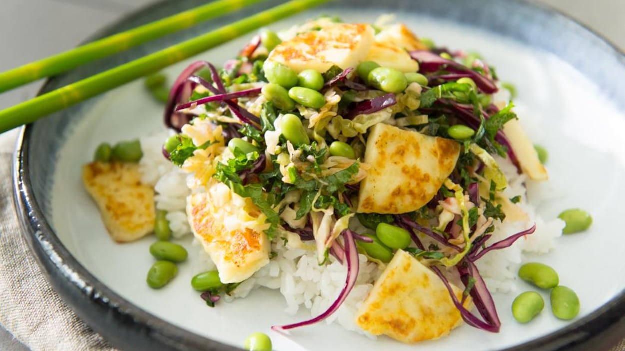 La recette est servie dans une belle assiette en céramique La recette est servie dans une belle assiette en céramique