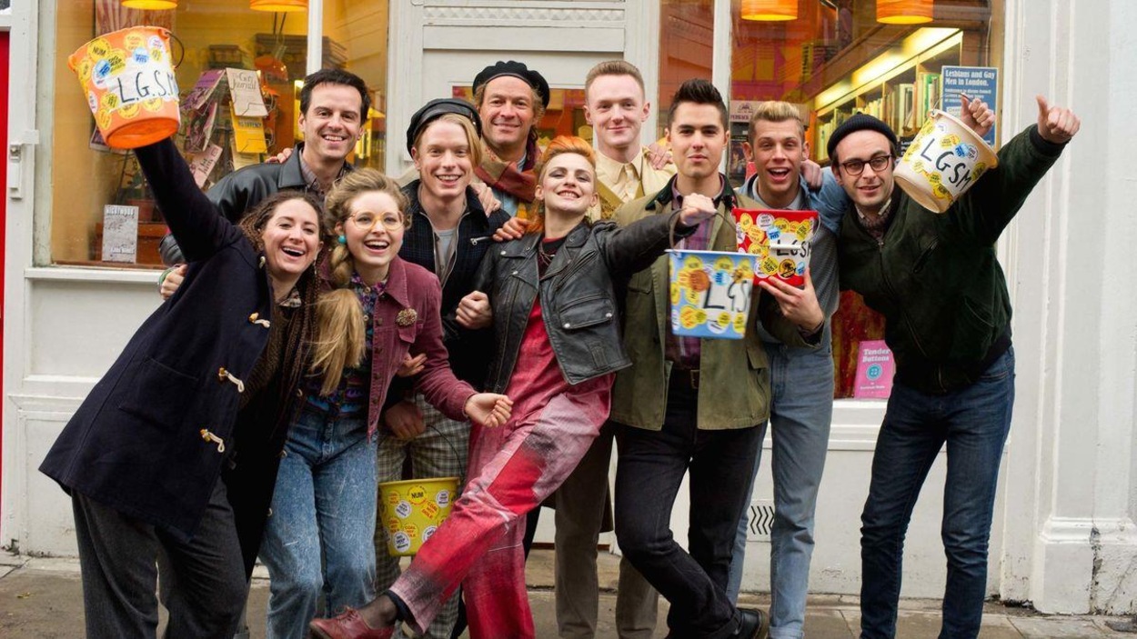 Un groupe de jeunes gens pose pour la caméra, en brandissant des seaux décorés. Un groupe de jeunes gens pose pour la caméra, en brandissant des seaux décorés.