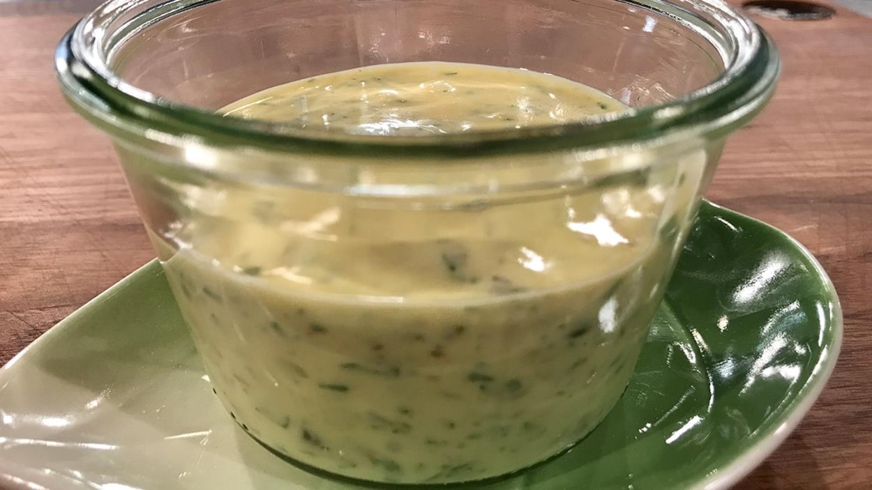 La sauce est dans un plat transparent posé sur une assiette verte