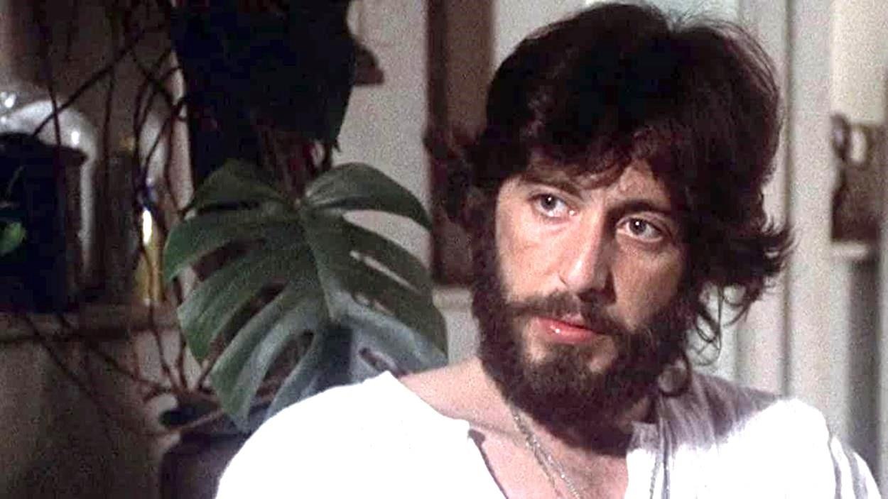 Un homme (Al Pacino), portant barbe et cheveux longs. Un homme (Al Pacino), portant barbe et cheveux longs.