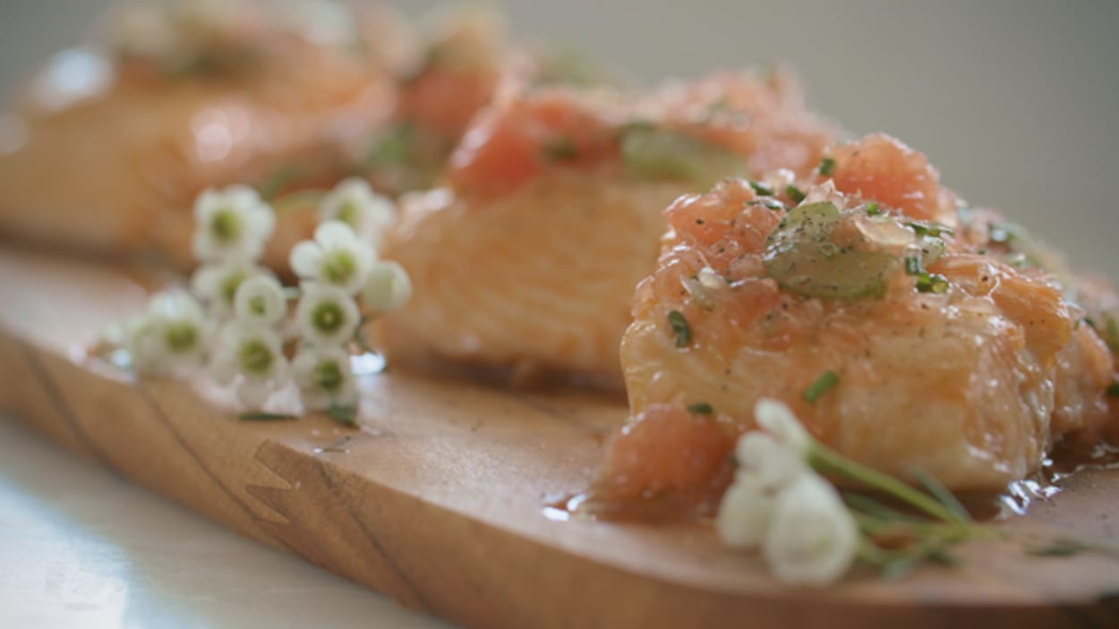 Saumon à la salsa de pamplemousse rose et de céleri Trois fois par