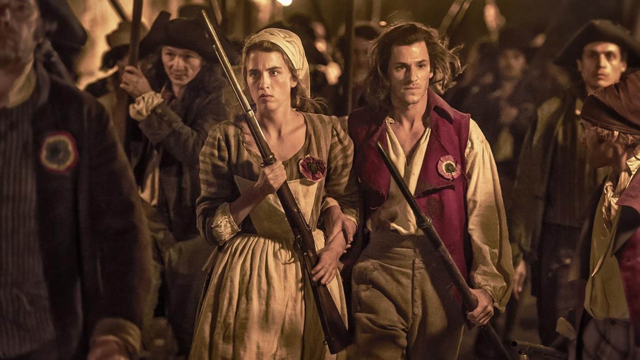 Un groupe de jeunes gens (dont Adèle Haenel et Gaspard Ulliel) en tenue de révolutionnaires français, des fusils à la main. Un groupe de jeunes gens (dont Adèle Haenel et Gaspard Ulliel) en tenue de révolutionnaires français, des fusils à la main.