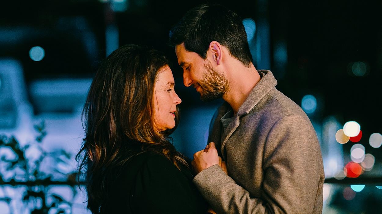 Julia Day et Benjamin Golding sont collés un contre l'autre. Julia Day et Benjamin Golding sont collés un contre l'autre.