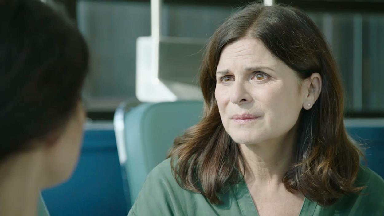 Marie est émue lorsqu'elle fait ses aveux à Lucie. Marie est émue lorsqu'elle fait ses aveux à Lucie.