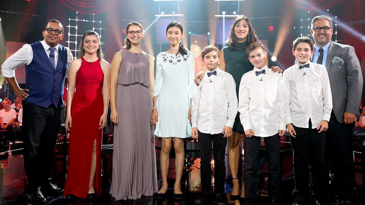 Les candidats Nikki Arsenault, Léa Sol, Rosemary Mantchev et Les petits chanteurs sont sur scène accompagnés de Gregory Charles, Florence K et Marc Hervieux.