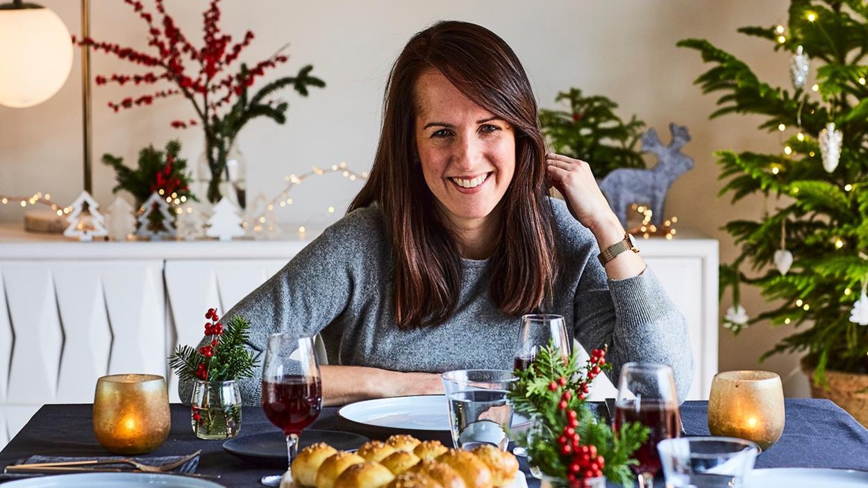 Geneviève O'Gleman à table, dans un décor festif - pour illustrer le concours Meilleur biscuit Noël - Savourer Geneviève O'Gleman à table, dans un décor festif - pour illustrer le concours Meilleur biscuit Noël - Savourer
